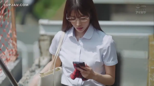 眼镜 · 平静 · 站立 · 短袖衬衫 · 上半身 · 看手机 · 户外 · 清纯JK