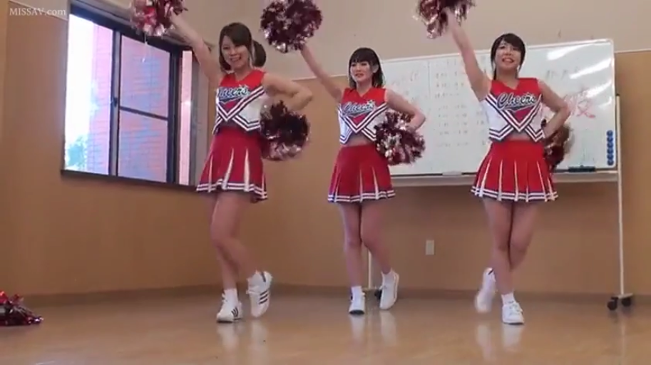 室内 · 全身 · 站姿 · 微笑 · 跳舞 · 啦啦队服