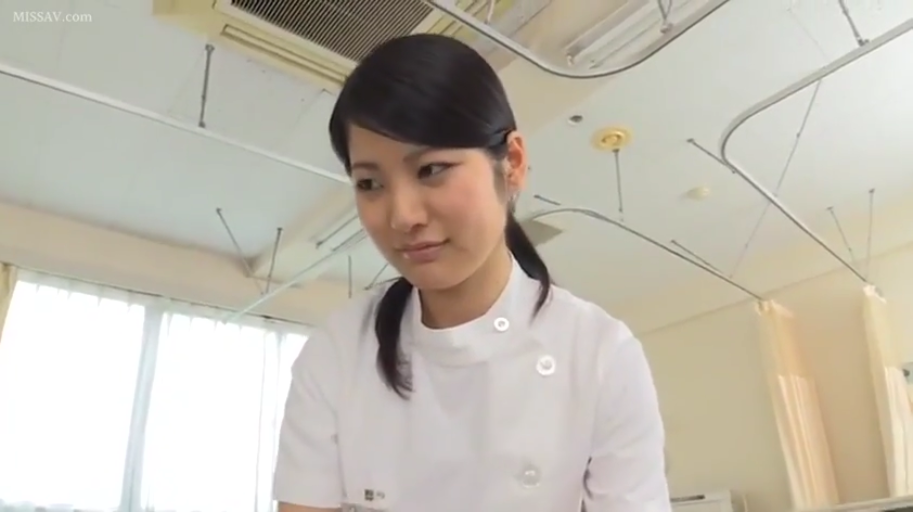 客厅 · 坐姿 · 半身 · 愉快 · 聊天 · 包包 · 格子长裙 · 访谈