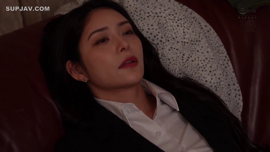 室内 · 迷离 · 面部特写 · 昏暗灯光 · 侧卧 · 休息 · 沙发靠垫 · 白衬衫与黑外套