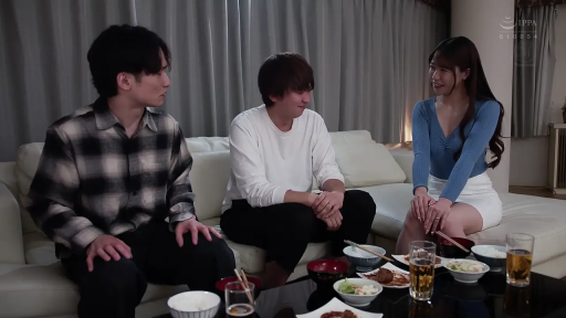 坐姿 · 全景 · 微笑 · 客廳 · 三人 · 日常便装 · 聚餐交谈 · 餐具食物