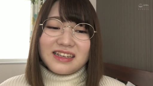 室内 · 脸部特写 · 微笑 · 谈话 · 长发 · 正面 · 白色高领毛衣 · 圆框眼镜