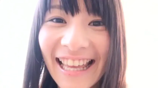 室内 · 顔部のクローズアップ · 注視 · 清纯 · 正面 · 不明 · 輝く笑顔