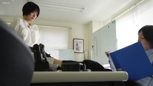 办公室 · 站立 · 恥ずかしがり屋 · ビジネススーツ · 上半身 · OL · 百叶窗 · 等待