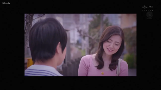 交谈 · 站立 · 中景 · 户外 · 熟女 · 温柔微笑 · 粉色针织衫 · 单肩包