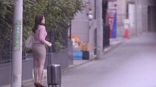 严肃 · 站立 · 面部特写 · 注视 · 室外 · 条纹长袖衫 · 男优单人