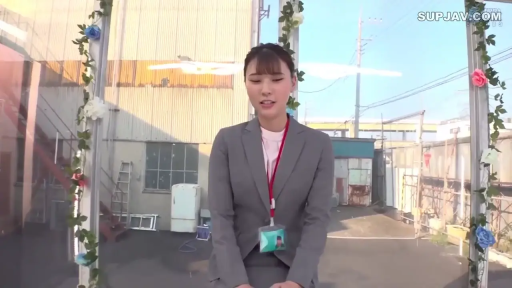 站立 · 微笑 · 半身 · 室外 · 说话 · 工牌 · 灰色西装 · OL角色扮演