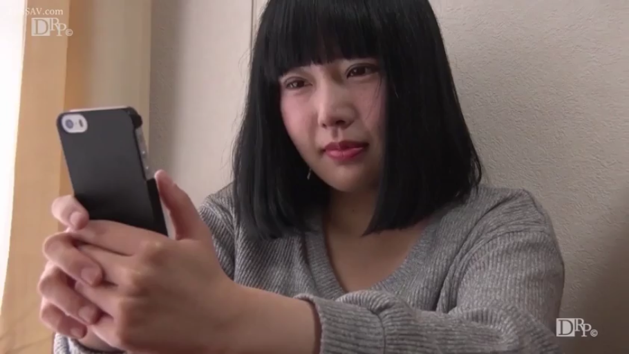 室内 · 坐姿 · 专注 · 半身 · 看手机 · 手机 · 灰色针织衫 · 成年女性