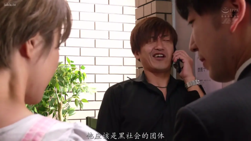 站立 · 面部特写 · 剧情 · 围裙 · 走廊 · 手机 · 打电话 · 狰狞