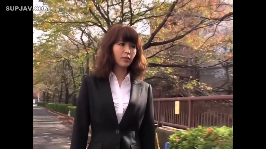 站立 · 自然 · 街道 · 上半身 · 持物 · 蓝色条纹衬衫 · 串烧