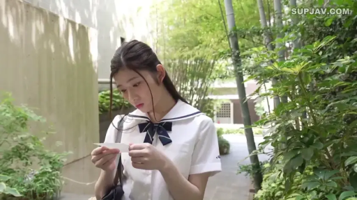 专注 · 站姿 · 半身 · JK制服 · 户外 · 阅读 · 卡片 · 日本