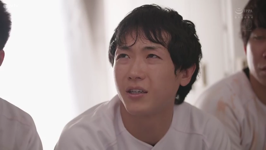 室内 · 坐姿 · 严肃 · 面部 · 白色上衣 · 注视 · 路人