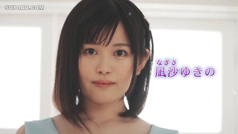 室内 · 面部特写 · 正面 · 浅蓝色无袖装