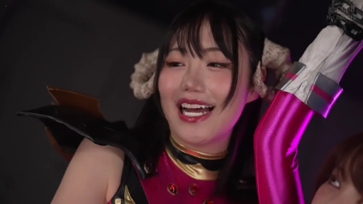 室內 · 臉部特寫 · 愉悅 · 站立 · Cosplay · 歡笑 · 粉色角色扮演服 · 恶魔角头饰