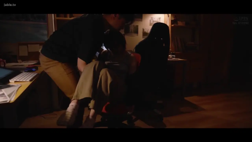 全景 · 电脑 · 灰色背心 · 书房 · 暗光 · 瘫坐 · 昏睡 · 无意识