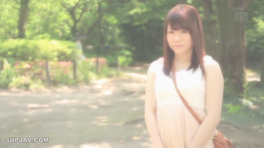 站立 · 微笑 · 注视 · 挎包 · 上半身 · 公园 · 无袖连衣裙