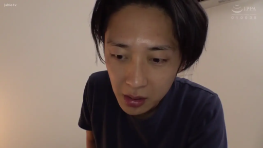 Indoor · Serious · Lower your head · 面部特写 · Gaze · adult male · 深色短袖T恤