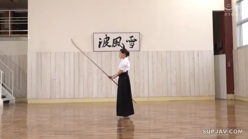 真剣 · 全身 · 站立 · 道场 · 剑道服 · 练习 · 日本文化 · 长柄刀