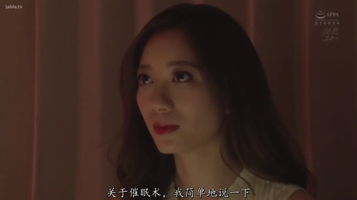 室内 · 坐姿 · 微笑 · 面部特写 · 注视 · 黑色上衣 · 秃头男性