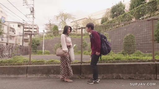 交谈 · 严肃 · 全景 · 剧情 · 格纹长裙 · 双肩包 · 户外街道 · 站立对视