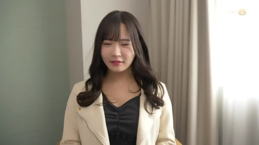 室内 · 羞涩 · 半身 · 注视 · 正面 · 白色外套 · 披肩长发