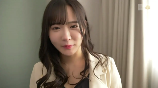 室内 · 顔部のクローズアップ · 站立 · 微笑 · 注视镜头 · 生活照 · 白い外套