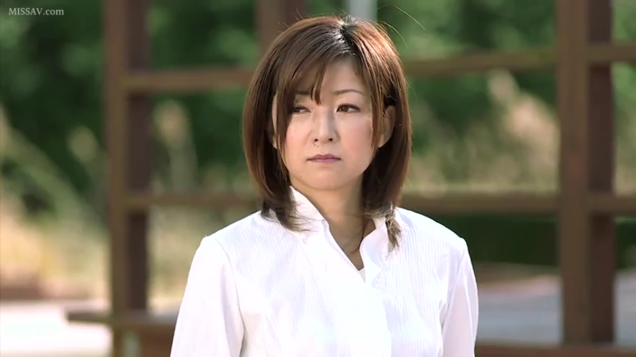 坐姿 · 微笑 · 走廊 · 否 · JK制服 · 清纯 · 扑克牌 · 拿扑克牌