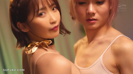 室内 · 诱惑 · 侧身靠拢 · 半身特写 · 亚洲 · 亲密接触 · 细吊带 · 蝴蝶结领饰