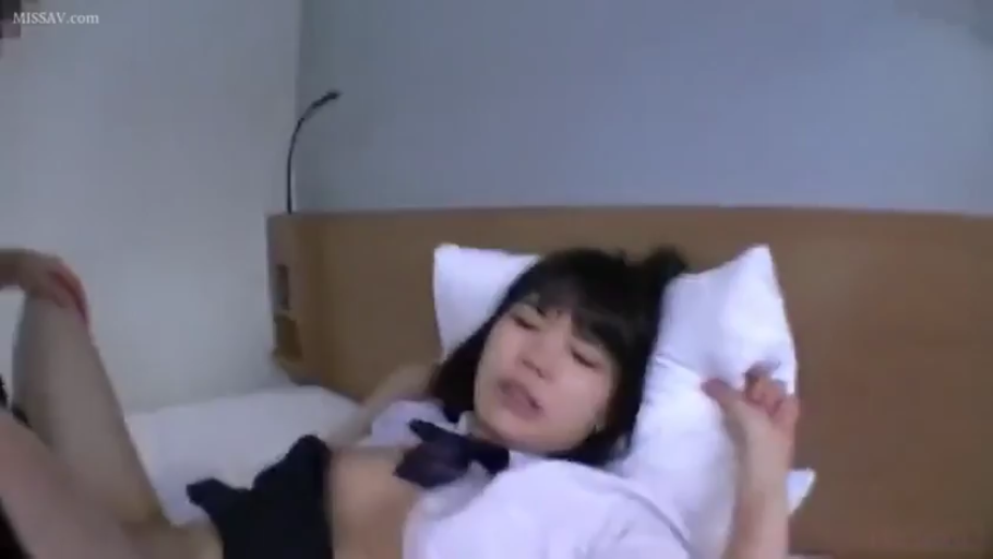 校服 · 卧室 · 迷离 · 枕头 · 仰卧 · 面部特写 · 呻吟 · MISSAV