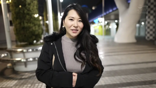 站立 · 平静 · 半身特写 · 夜景 · 户外街道 · 包袋 · 漫步 · 黑色大衣