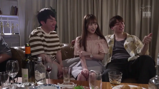 坐姿 · 中景 · 微笑 · 客廳 · 酒瓶 · 多人 · 露肩上衣 · 聚会