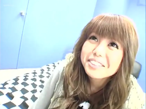 室内 · 微笑 · 顔のクローズアップ · 私服 · 对视 · 仰頭 · 齐刘海