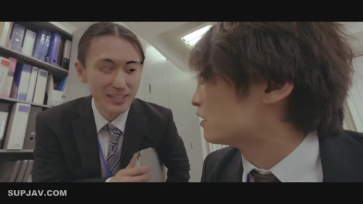 办公室 · Medium shot · Suit