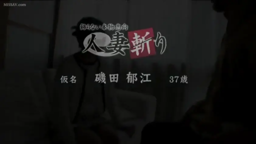 坐姿 · 沙发 · 客厅 · 针织衫 · 标题 · 模糊 · 坐着