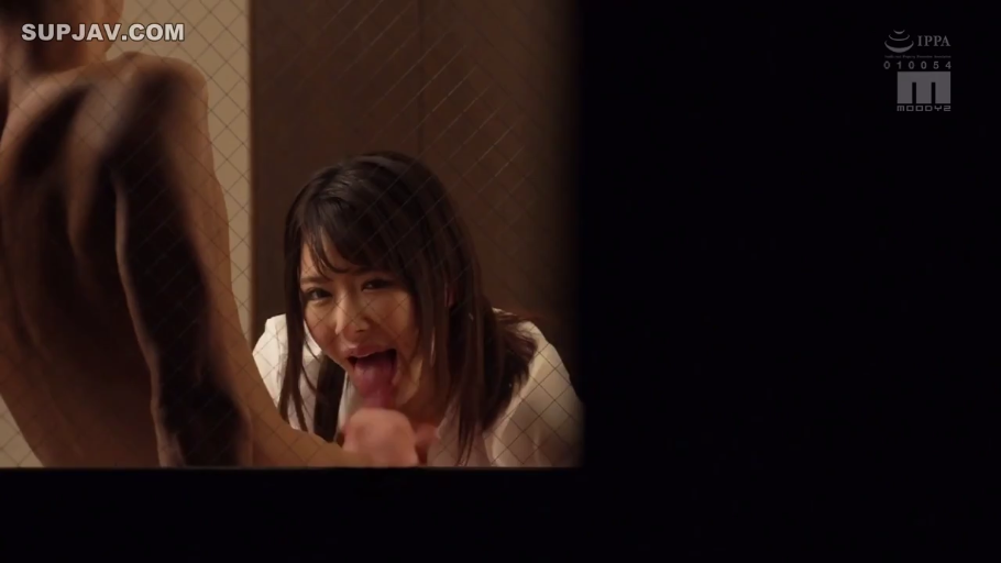 脸部特写 · 卧室 · 口交 · 迷离 · 内衣 · 床单 · 躺姿 · 露出阴茎