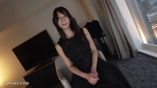 座り姿勢 · 微笑 · ホテルルーム · 椅子 · 长发 · 坐着 · 黒いノースリーブワンピース