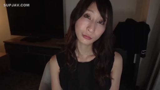 室内 · 坐姿 · 平静 · 居家 · 注视 · 特写 · 黑色背心 · 电视机