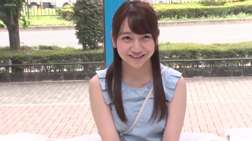 坐姿 · 中景 · 微笑 · 面对镜头 · 户外 · 长发 · 挎包带 · 浅蓝色无袖上衣