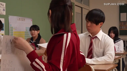 坐姿 · 教室 · 专注 · 课桌 · 校园 · 运动服 · 学习