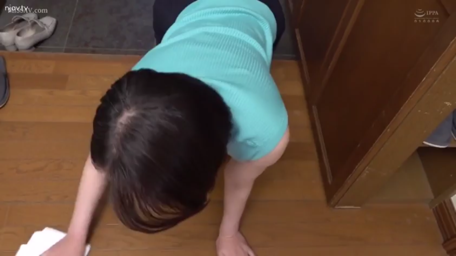 室内 · 浅蓝色短袖