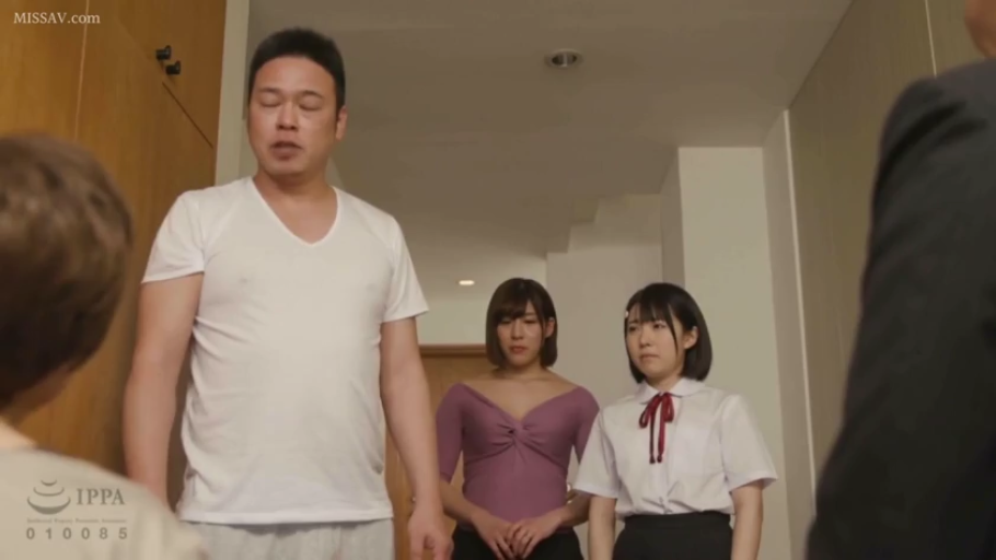 走廊 · 严肃 · 站立 · T恤 · 多人 · 对峙