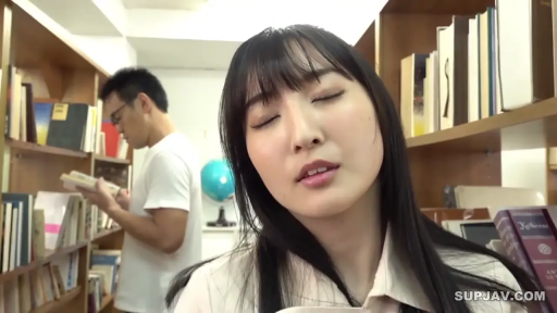 站立 · 平静 · 顔のクローズアップ · 书架 · 読む · ベージュのシャツ · 図書館 · 背景路人