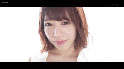 脸部 · 微笑 · 白色上衣 · 对视 · 摄影棚 · 短发 · 正面