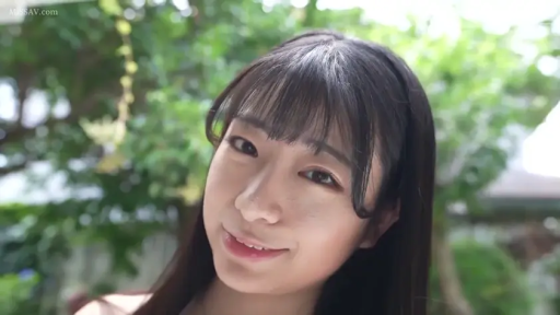 面部 · 微笑 · 户外 · 温柔 · 自然光 · 正面 · 裸肩