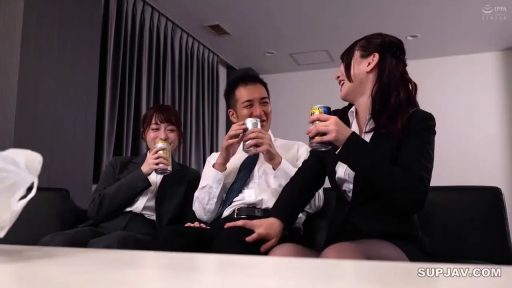 室内 · 座り姿勢 · ビジネススーツ · 笑容 · 职场 · 罐装啤酒 · 脚を触る