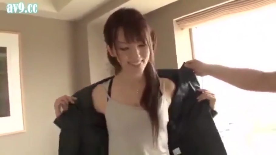 室内 · 坐姿 · 校服 · 微笑 · 上半身 · 展示看板 · 看板 · JK