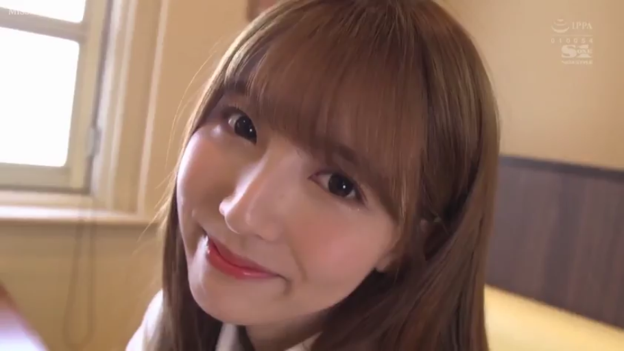 室内 · 脸部特写 · 白衬衫 · 微笑 · 注视 · 长发 · 侧头