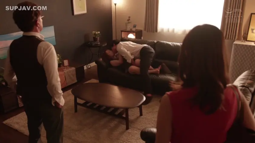 凝视 · 黑马甲 · 地毯 · 客厅 · 偷窥 · 搂抱 · 偷窥主题