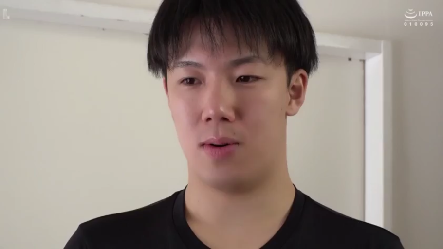 室内 · 面部特写 · 谈话 · 平淡 · 正面 · 黑色圆领T恤 · 亚裔男性