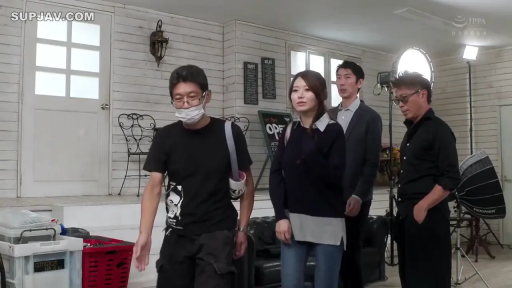 站立 · 自然 · 桌椅 · 西装 · 远景 · 模拟咖啡厅 · 工作交流 · 幕后花絮